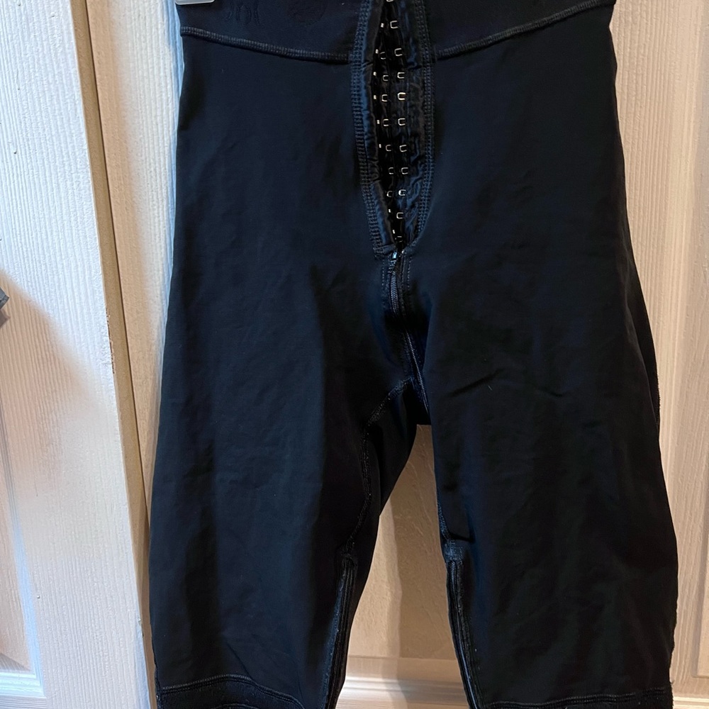 Sol Beauty & Care High rise hourglass knee length short. Black, 2XL.